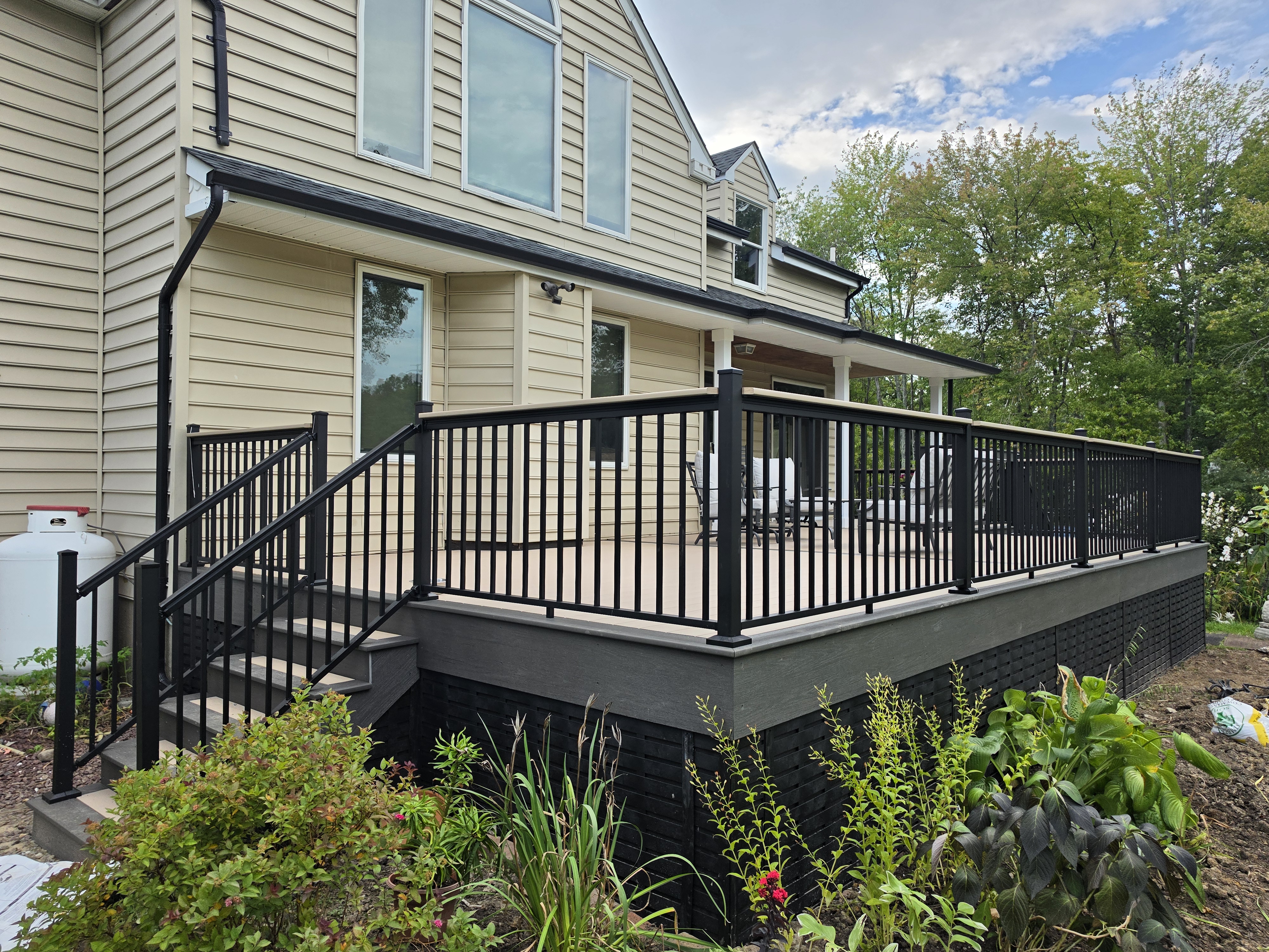 WOLF Serenity Sand Castle Deck with RDI Avalon Railings in Lambertville, NJ